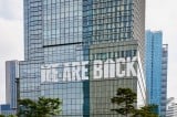 メンバー全員が兵役終了するBTS、グループ活動に期待高まる　HYBE社屋にスローガン「WE ARE BACK」 