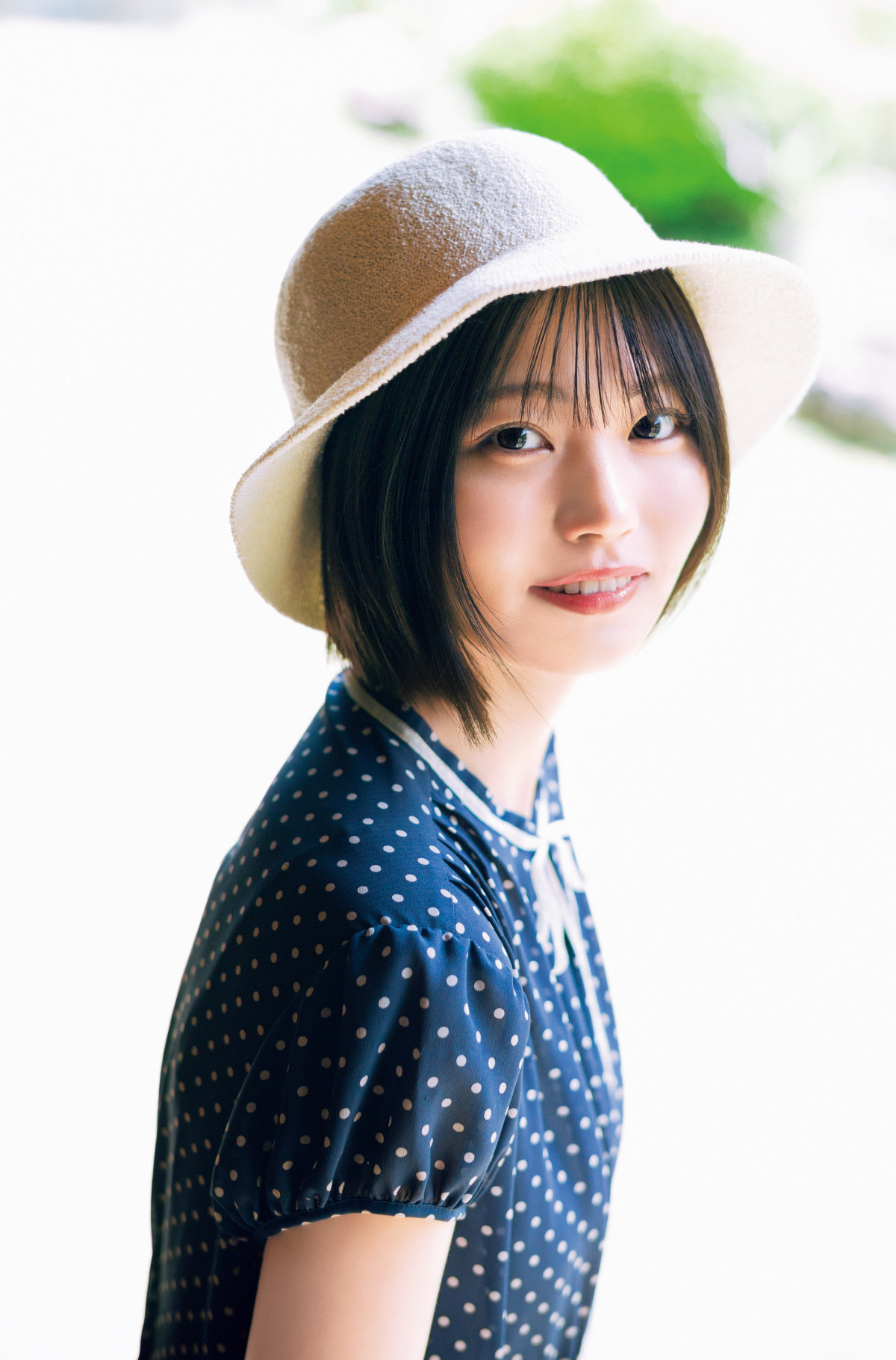 乃木坂46中西アルノ、夏の日差しで見せる美しさ 『マガジン』表紙