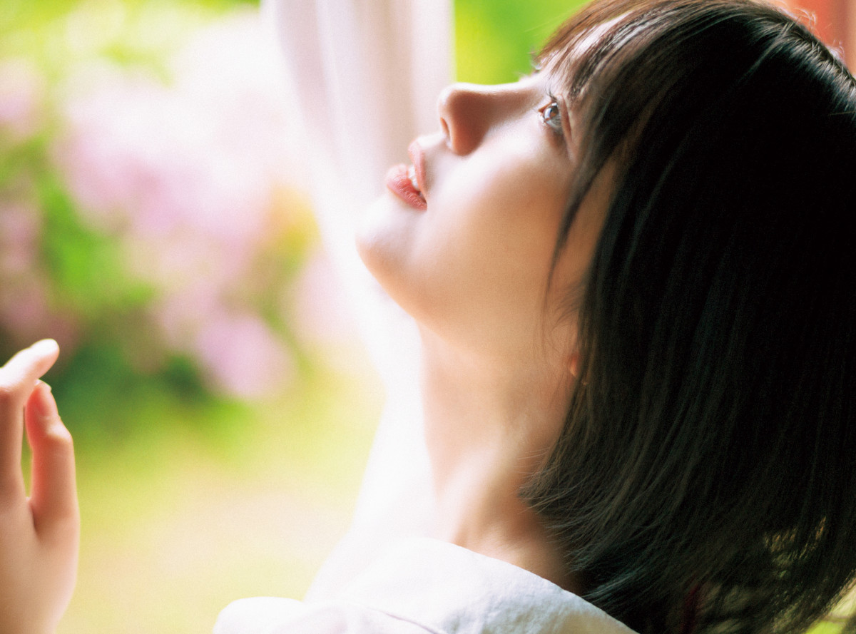 乃木坂46中西アルノ、夏の日差しで見せる美しさ 『マガジン』表紙