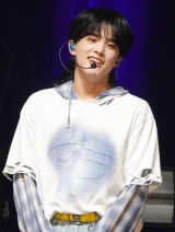 �uDebut Single SHOWCASE�w�����z (The Blue Sun)�x�v���J�Â���aoen�E�D��(YUJU) (C)ORICON NewS inc. 