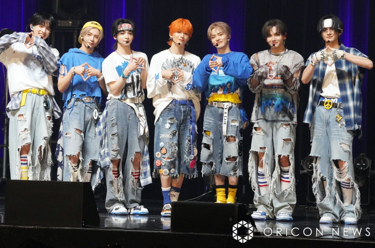 uDebut Single SHOWCASEwz (The Blue Sun)xvJÂaoen()D(YUJU)A(RUKA)AD(SOTA)A(KYOSUKE)A牛(REO)Av(GAKU)AP(HIKARU) (C)ORICON NewS inc. 