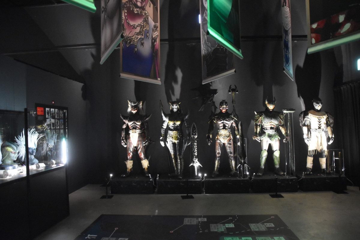 仮面ライダークウガ25周年『超クウガ展』開催 新規制作のバラのタトゥ