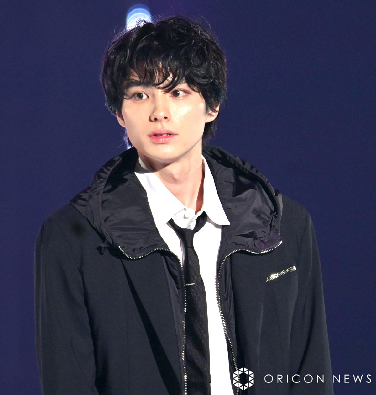 本田響矢、”親友”と制服姿でピースサイン 爽やかすぎる笑顔に「梅雨も