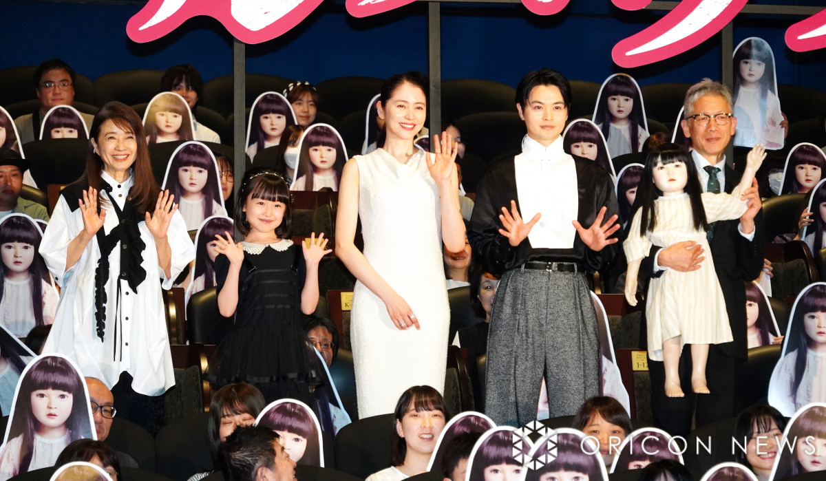 長澤まさみ、上品白ノースリワンピから二の腕すらり 謎の人形・アヤ