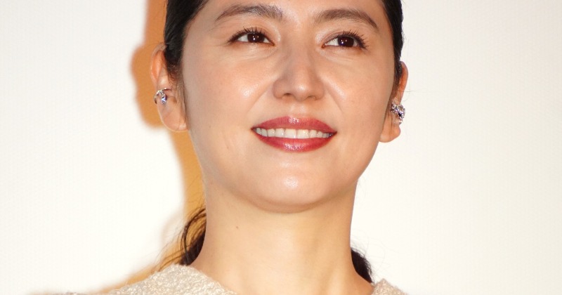 長澤まさみ、上品白ノースリワンピから二の腕すらり 謎の人形・アヤ