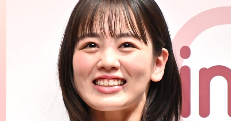 伊原六花、”夫”&”子ども”と正装3ショット「抱っこ上手」「お手手握ってる」”夫婦”で赤ん坊あやす
