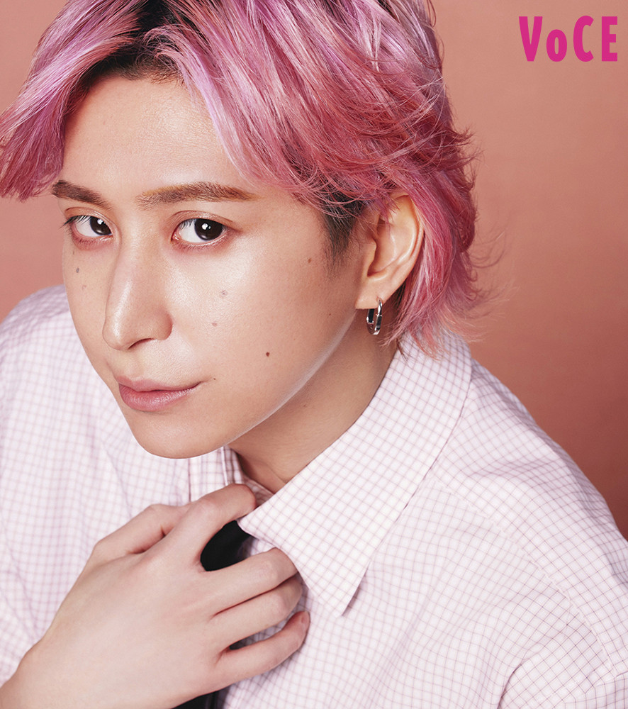 愛に生きる男”佐久間大介、『VOCE』2度目の表紙 シャツ