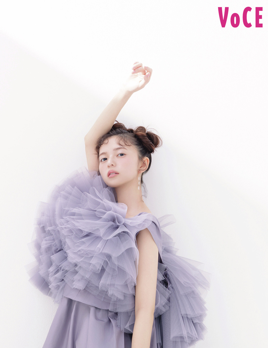 齋藤飛鳥、圧巻の着こなしで『VOCE』初表紙 お気に入りの化粧水も