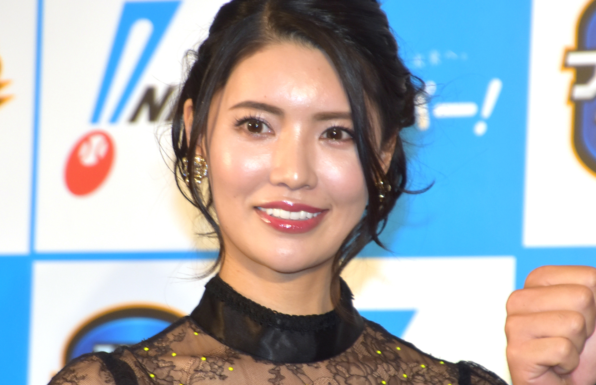 元AKB48倉持明日香、元ロッテ投手の父と“職場”ZOZOマリン放送席で2