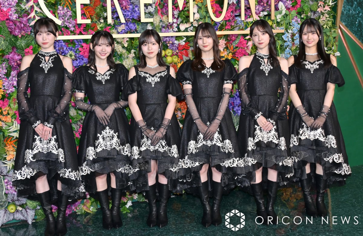 日向坂46、シックな黒の大人ドレスで圧巻の“美” グリーンカーペットで