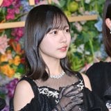 日向坂46、シックな黒の大人ドレスで圧巻の“美”　グリーンカーペットで笑顔ふりまく【Mrs. GREEN APPLE presents『CEREMONY』】 
