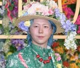 LE SSERAFIM、グリーンカーペットで歓声浴びる　モノトーンドレス姿で圧巻スタイル披露【Mrs. GREEN APPLE presents『CEREMONY』】 