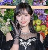 LE SSERAFIM、グリーンカーペットで歓声浴びる　モノトーンドレス姿で圧巻スタイル披露【Mrs. GREEN APPLE presents『CEREMONY』】 