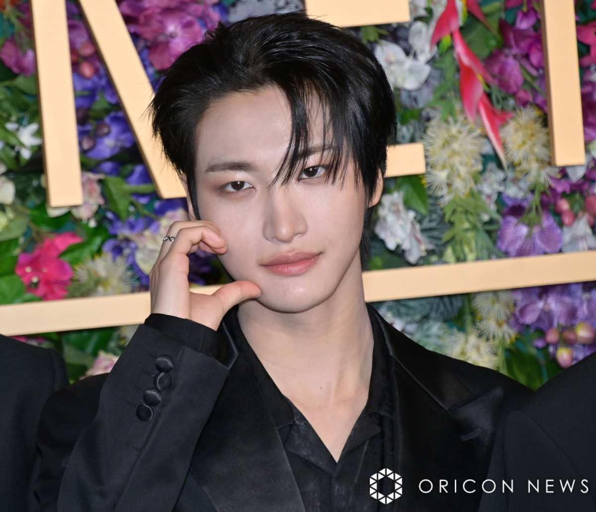 ateez anchor encore クルーズ 7th 7周年 ソンファ 画像・写真 | ATEEZ、黒のスーツ姿でファンを魅了 グリーンカーペット