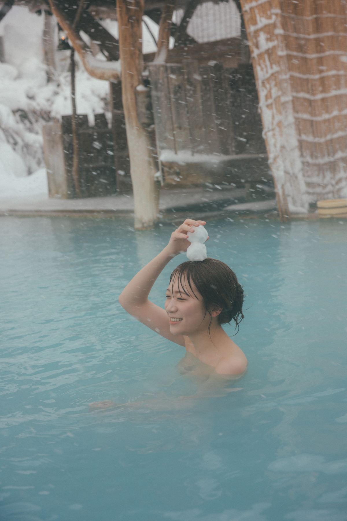 秋元真夏、大雪の中のお風呂カット解禁 書店特典2種＆イベント参加特典