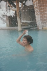 秋元真夏、大雪の中のお風呂カット解禁 書店特典2種＆イベント参加特典