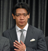 �uUNDER5 AWARD 2025�v������ŐR�����𖱂߂��}�a�J�����u���[�E��c�N���X�^�� �iC�jORICON NewS inc. 