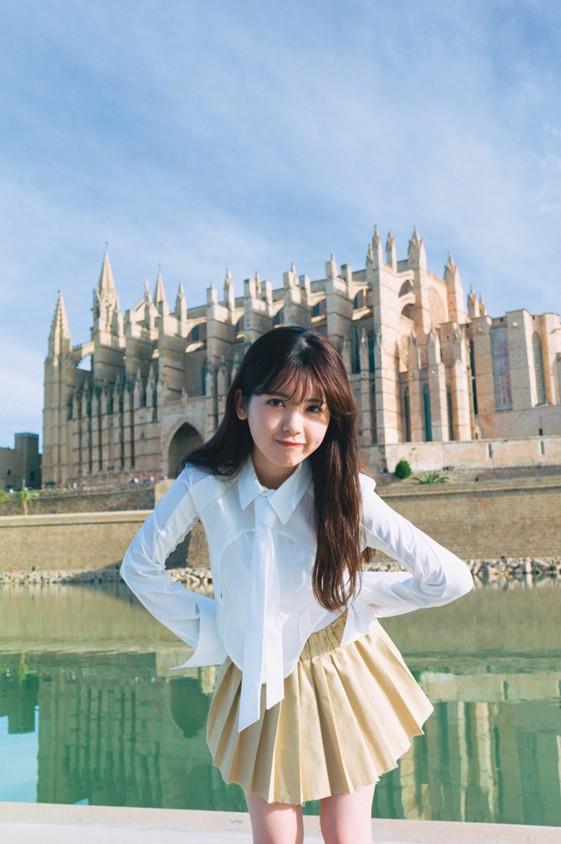 乃木坂46筒井あやめ、ハートマーク下でほっぺをギュッ 1st写真集