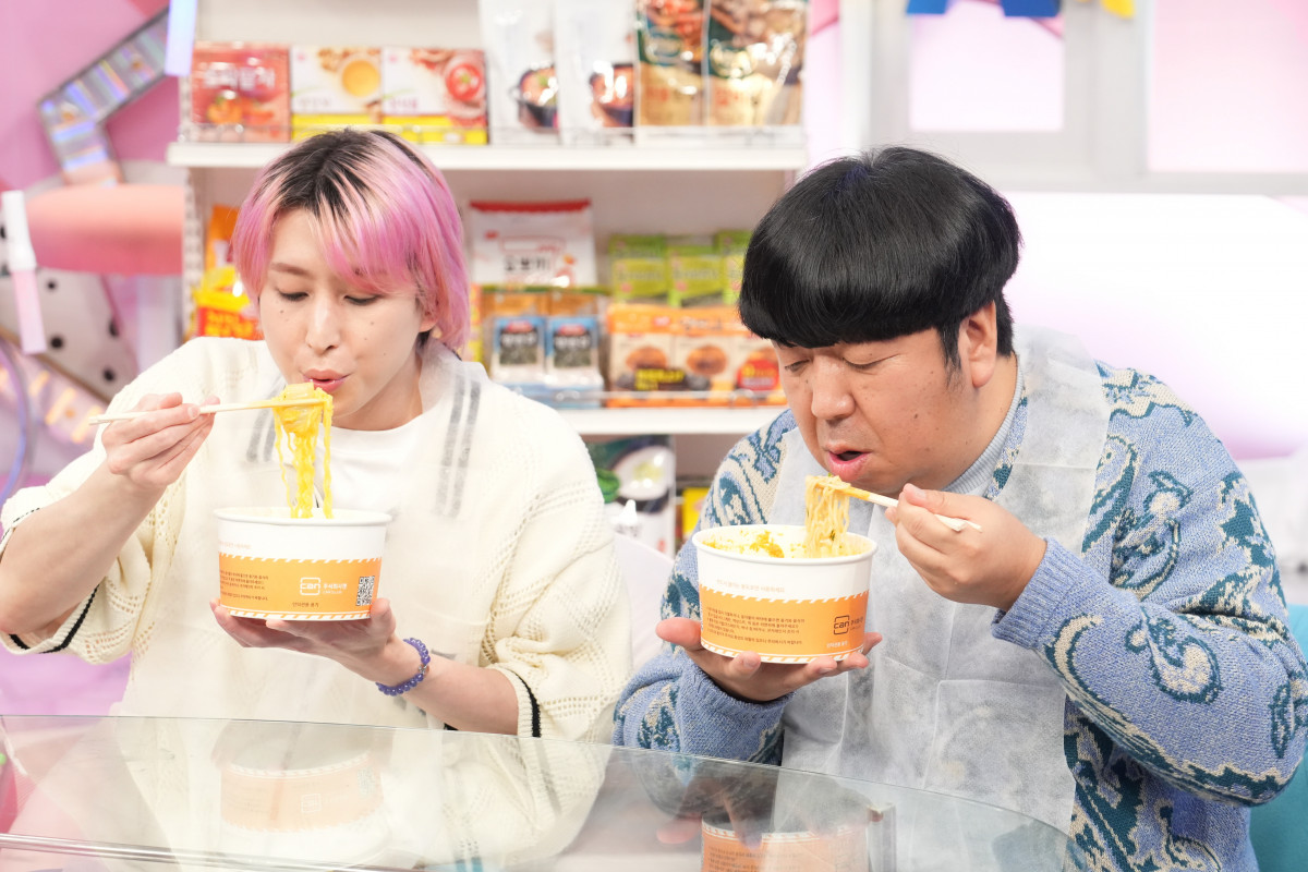 佐久間大介＆バナナマン日村、韓国コンビニ商品をカスタム ME:Iの