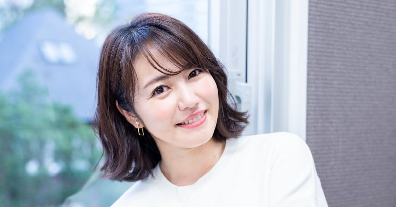 磯山さやか、自宅のソファで”夫”とお茶目2ショット「哲也さん、面白い顔」「夫婦でいい演技」