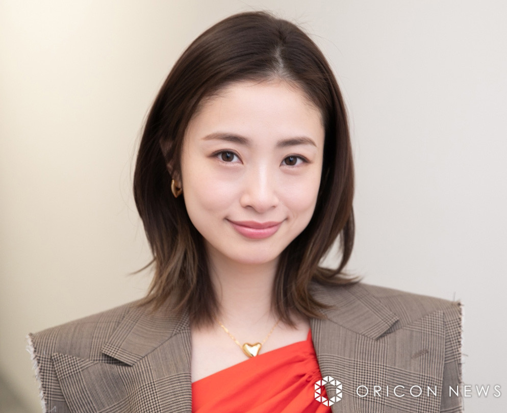 メーカー直売所 39歳・上戸彩、裏太もものぞく色気漂うアンニュイショット K-POP・アジア