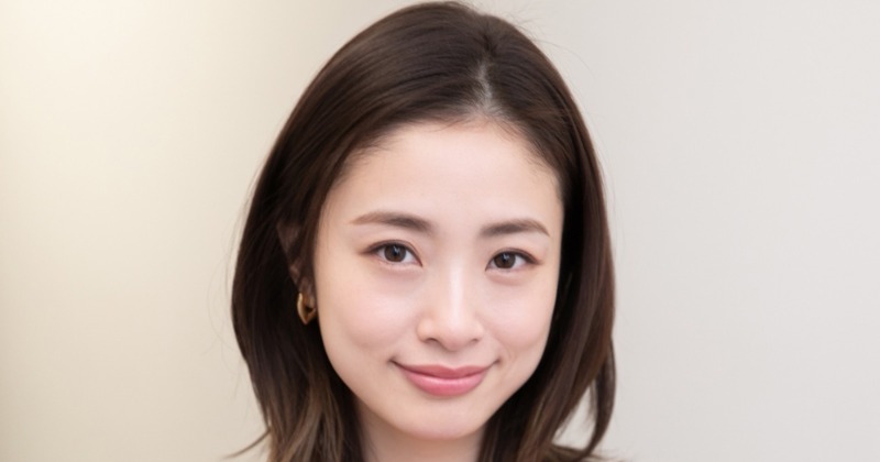 39歳・上戸彩、裏太もものぞく色気漂うアンニュイショット