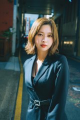 日向坂46富田鈴花1st写真集、白ニットワンピで美ボディライン披露 黒