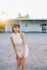 日向坂46富田鈴花1st写真集、白ニットワンピで美ボディライン披露 黒