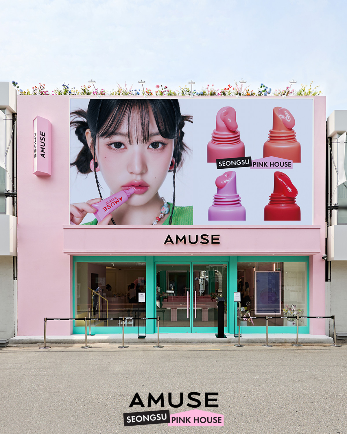 IVE・ウォニョン、ミニワンピで“ピンクハウス”に登場 店頭にはキュート