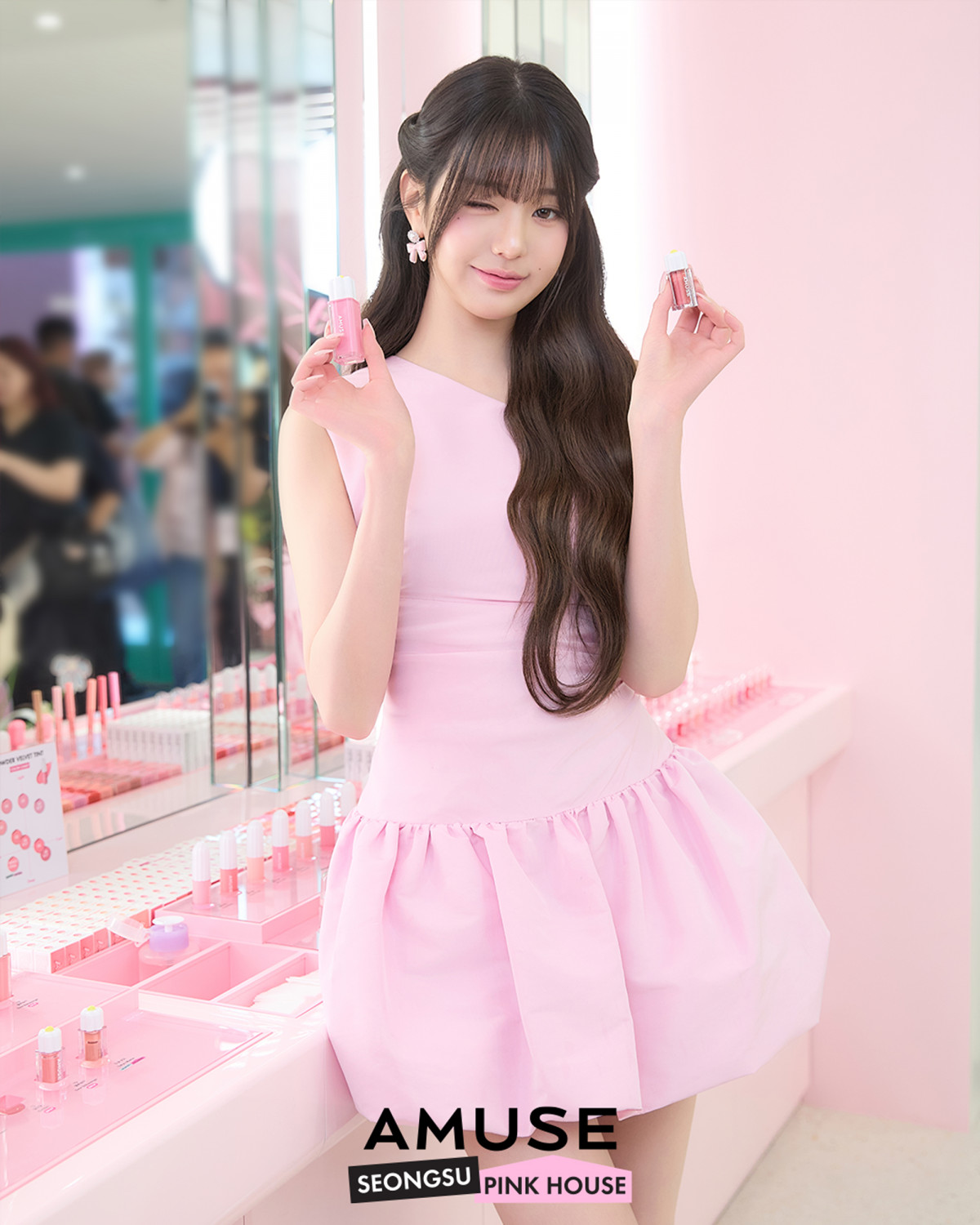 IVE・ウォニョン、ミニワンピで“ピンクハウス”に登場 店頭には