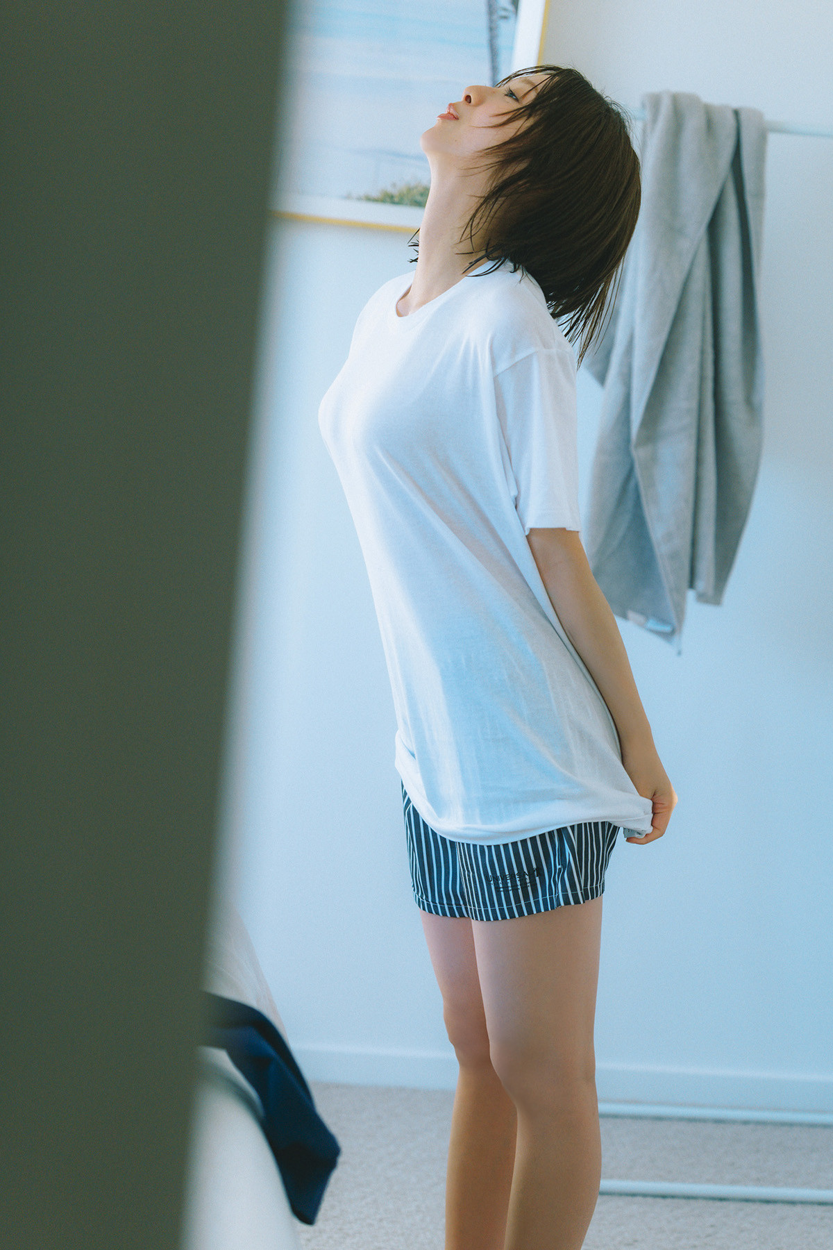 日向坂46富田鈴花、白Tシャツ姿の濡れ髪ショット 1st写真集から先行