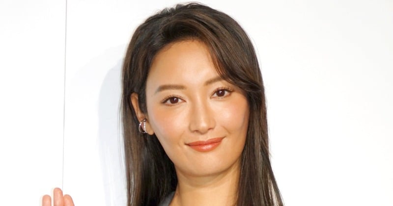 「いつもと違う雰囲気」菜々緒、美脚あらわなオフショット「ポールダンスみたいなポーズ」「また違う魅力ですな」