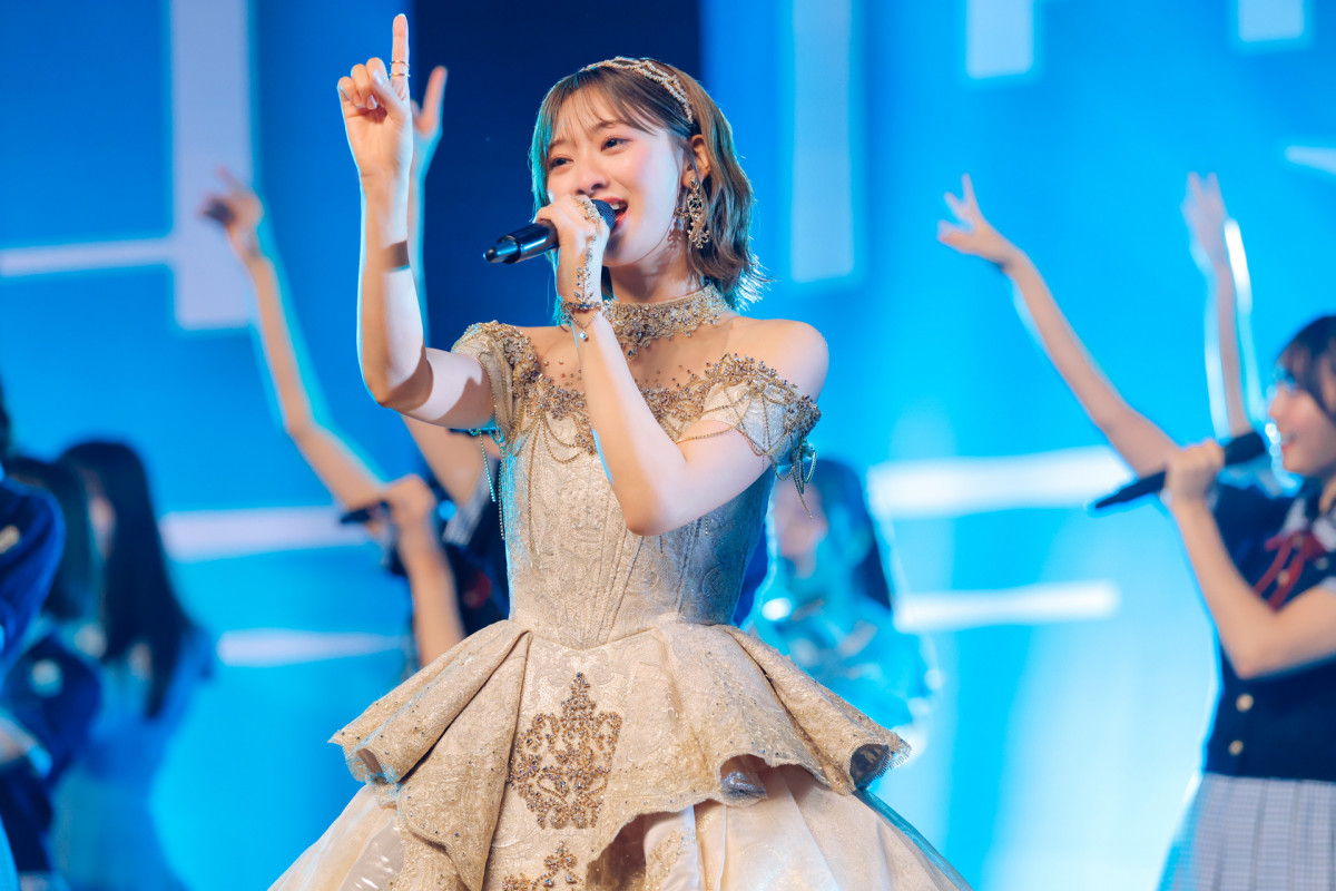 日向坂46富田鈴花、卒業セレモニーで涙「幸せ」 VTRは鈴鹿サーキットで