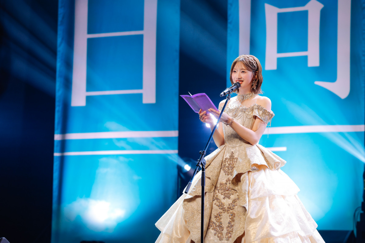 日向坂46富田鈴花、卒業セレモニーで涙「幸せ」 VTRは鈴鹿サーキットで