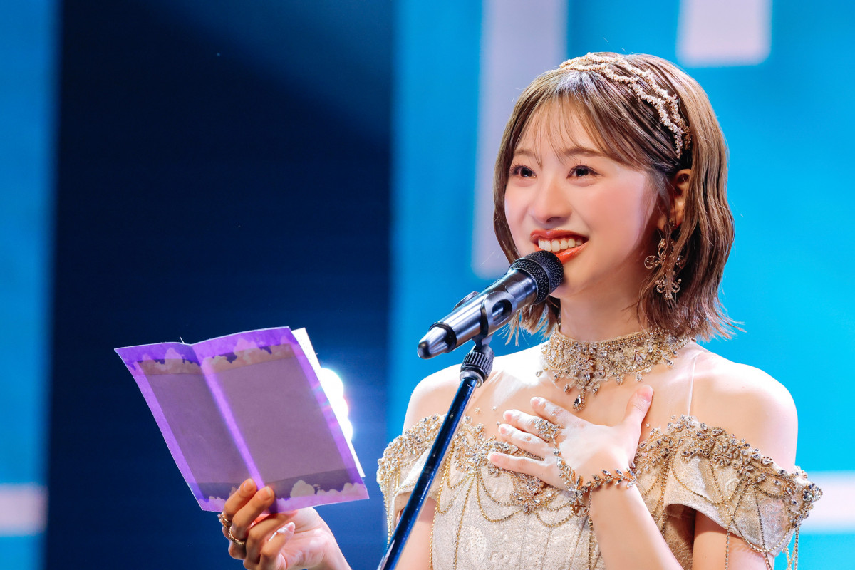 日向坂46富田鈴花、卒業セレモニーで涙「幸せ」 VTRは鈴鹿サーキットで