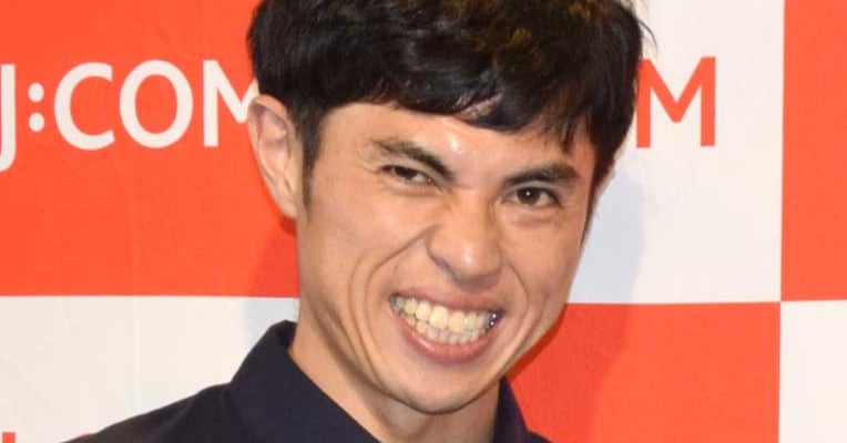 「幸せそう」小島よしお、1歳長男と“お散歩ショット”「素敵な写真!!」「大きくなりましたね」
