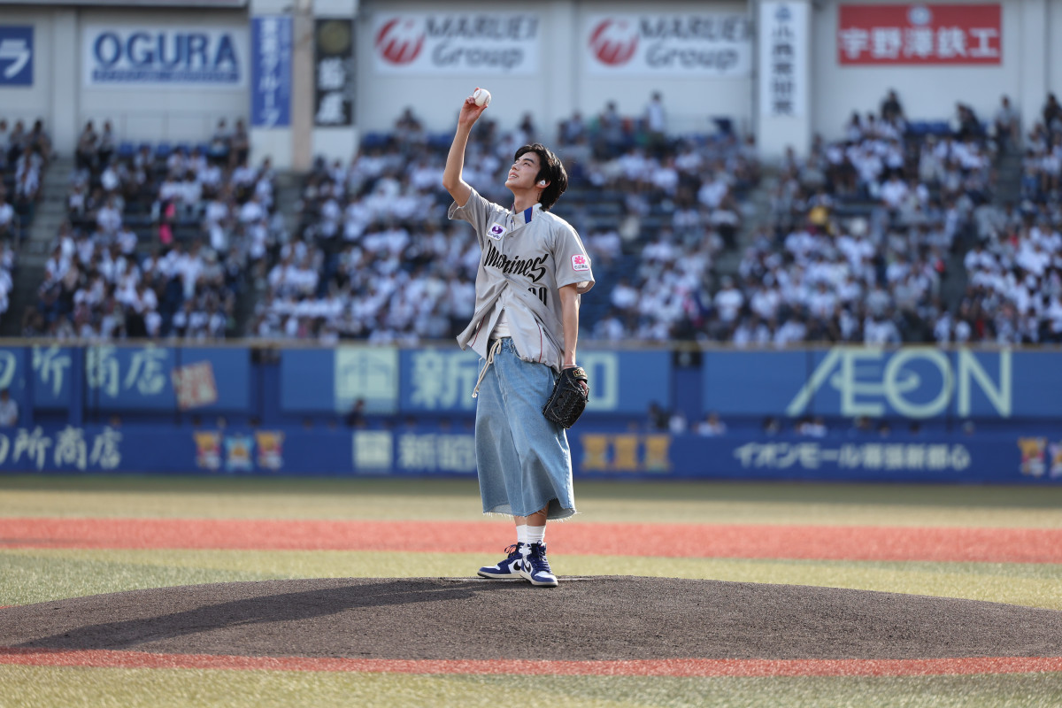 日本デビュー控えるTWS、始球式に登場 DOHOON（ドフン）が投球