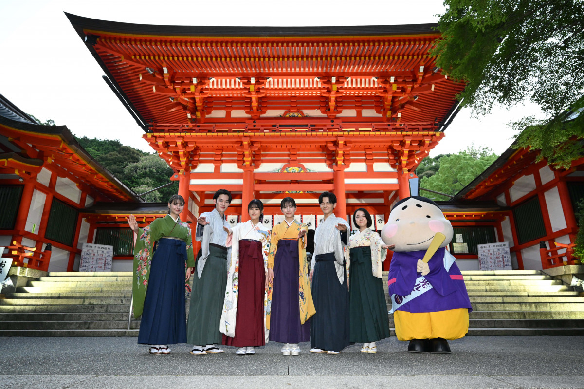 ドラマ『ちはやふる』“かるたの聖地”でヒット祈願 主演・當真あみ＆上