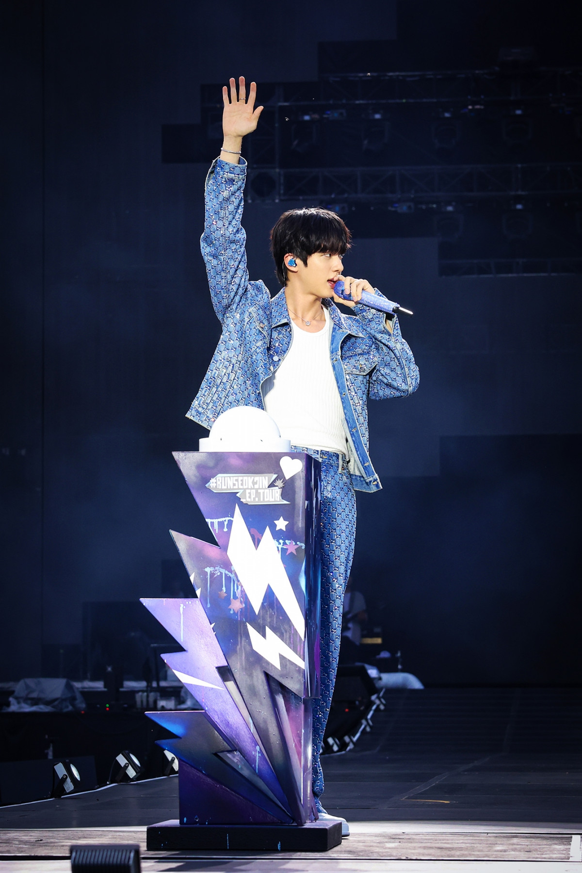 BTS・JIN、ソロファンコンサート華々しく開幕「ARMYたちと一緒だった
