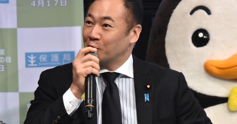 鈴木馨祐法務相、初めてのよしもと劇場に緊張 芸人動画見て「『ありがとう』がよかった」