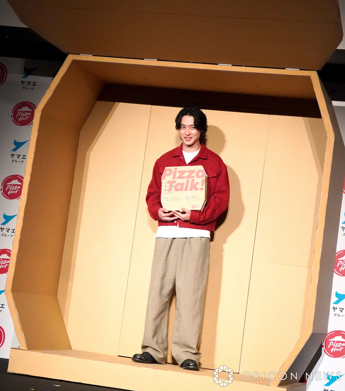 山崎賢人、斬新な登場スタイルに自ら感心 ピザの気持ちを体感「よく