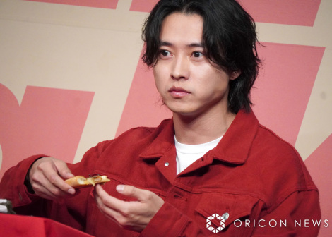 賢人☻様確認用 画像・写真 | 山崎賢人、斬新な登場スタイルに自ら感心 ピザの気持ちを