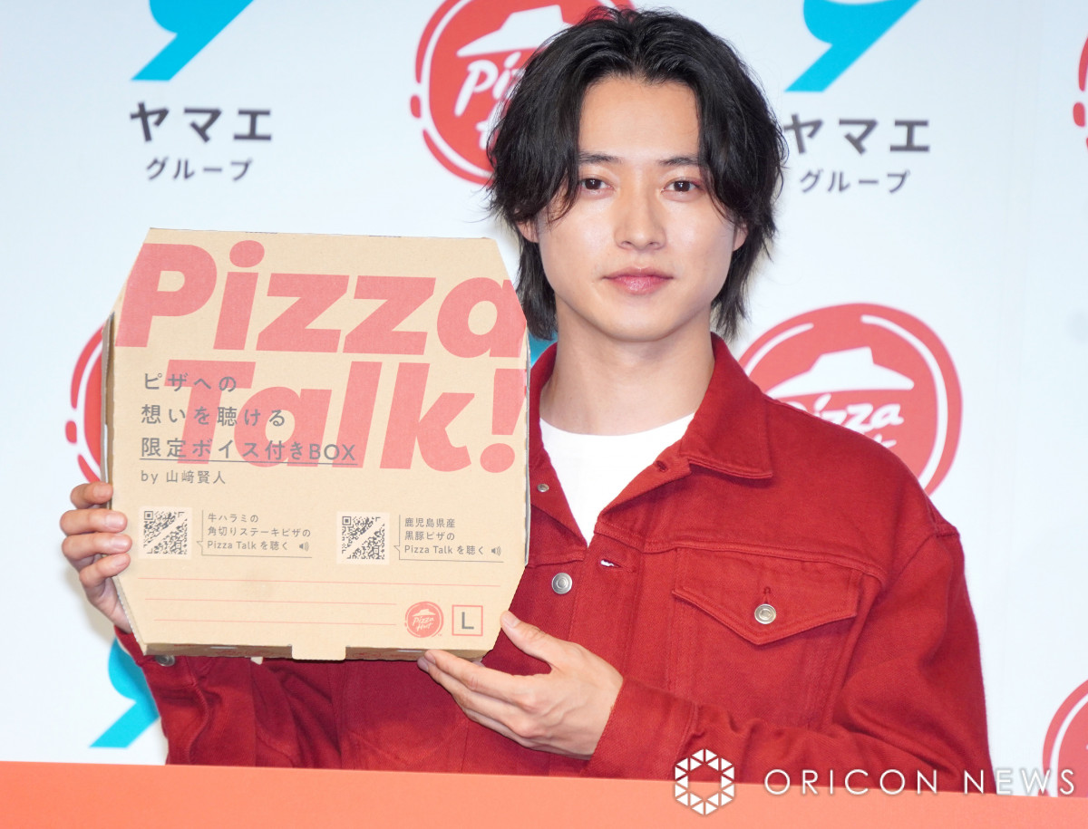 山崎賢人、斬新な登場スタイルに自ら感心 ピザの気持ちを体感「よく
