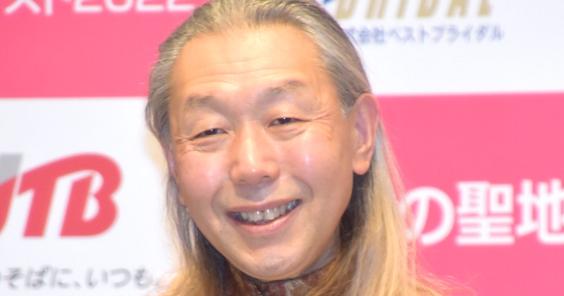 華道家・假屋崎省吾、花々あふれる自宅ガーデニングを公開「やまユリが咲きましたね とっても綺麗」「本当に素敵なお庭」