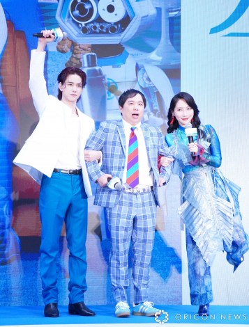 �f��w�t�@���^�X�e�B�b�N�S�F�t�@�[�X�g�E�X�e�b�v�x�v���[���C�x���g�ɏo�Ȃ����i������j�����i��A������A�t�@�[�X�g�T�}�[�E�C�J�iC�jORICON NewS inc. 