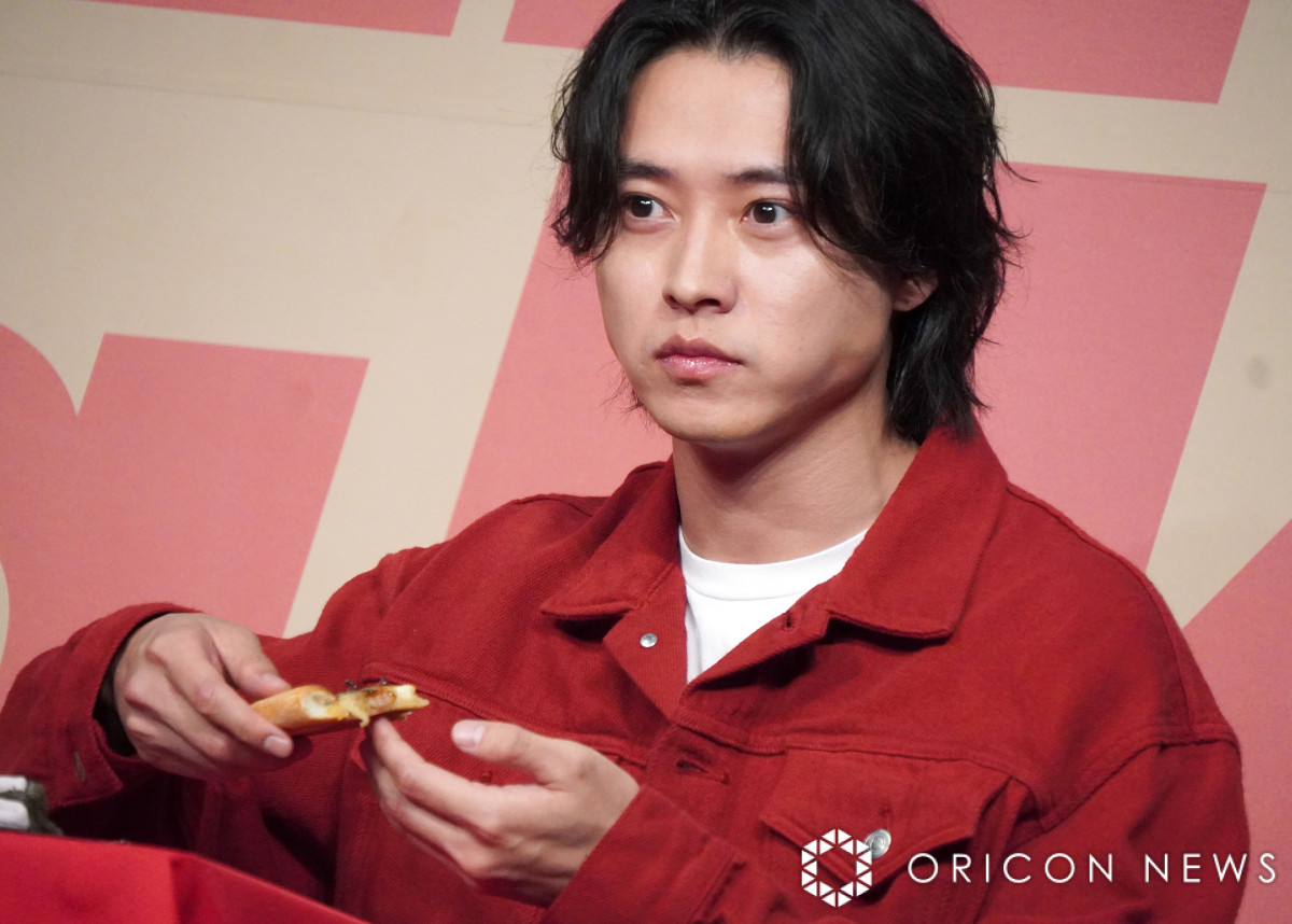 山崎賢人、食レポでおちゃめな一面 マイク通さず司会からツッコミ