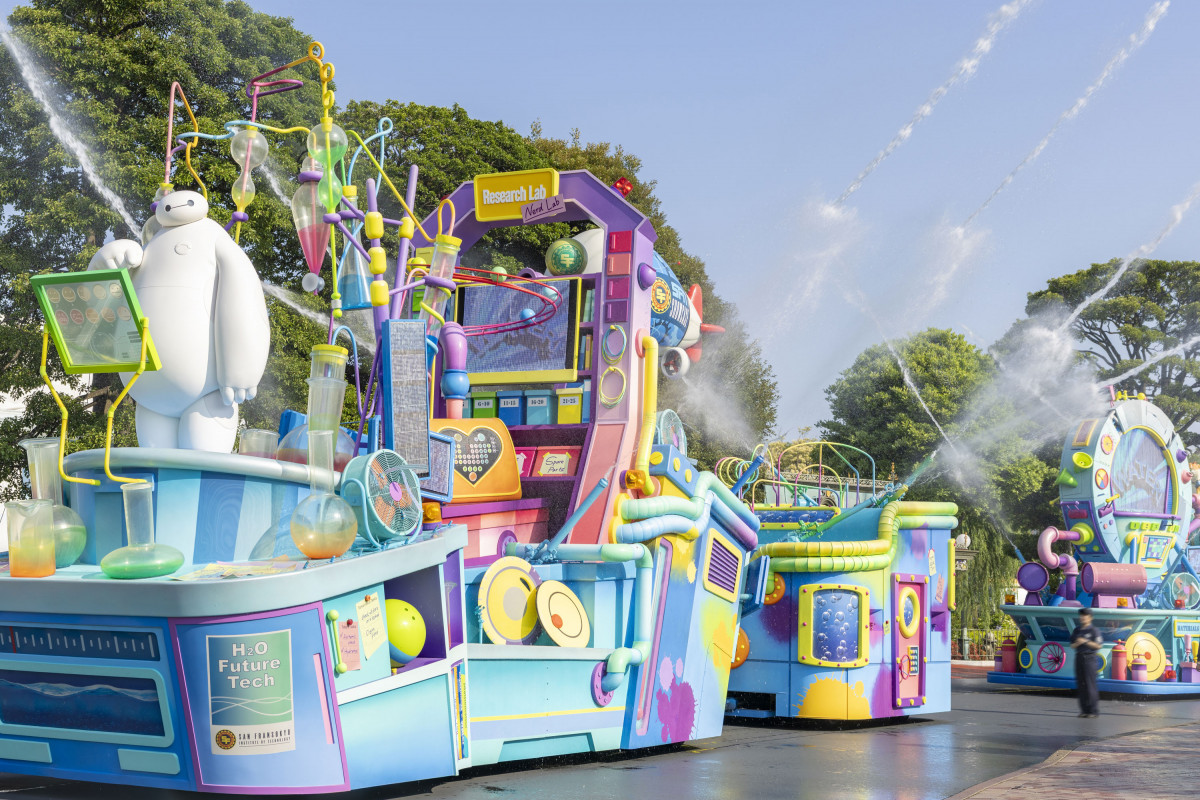 夏ディズニー、ベイマックスの“びしょ濡れ砲”で今年も“びしょ濡れMAX