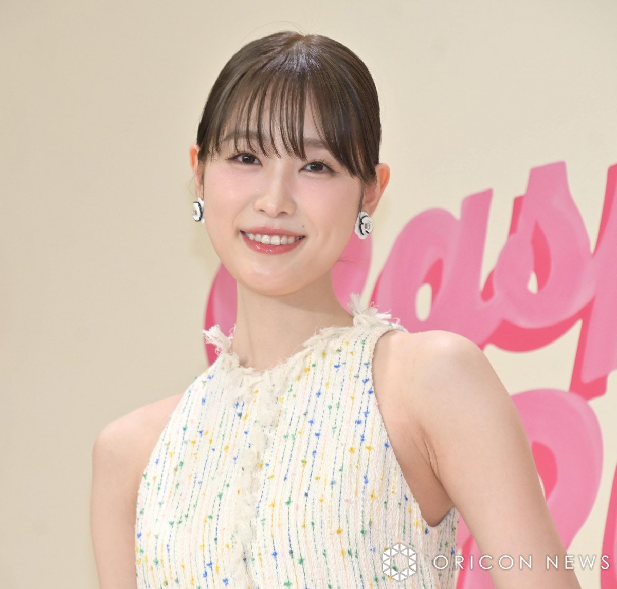 高橋ひかる、夏らしいミニワンピ姿で圧巻の美脚 憧れの先生に教えて