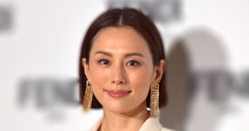 49歳・米倉涼子、美くびれ&美背中を披露「うっとり涼子さん」「肩甲骨きれいすぎ」「信じられません」」