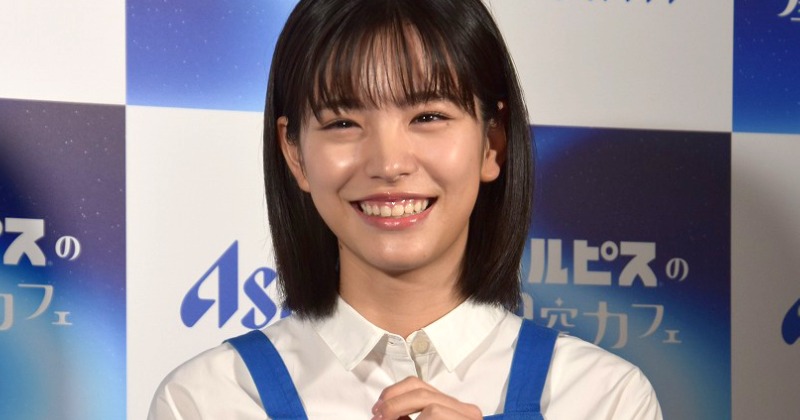 當真あみ、自身考案の“カフェメニュー”試飲でハプニング 動揺みせずに見事な食レポ